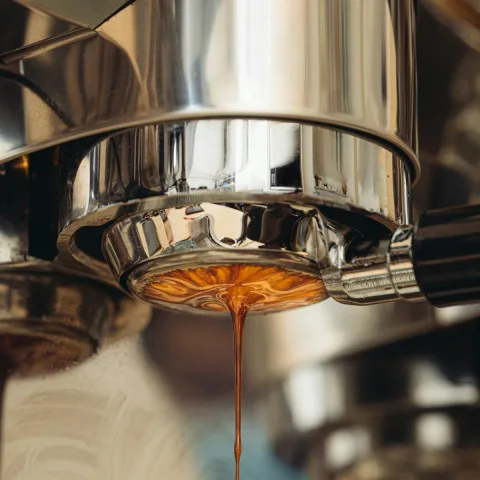Portafiltreden süzülen espresso