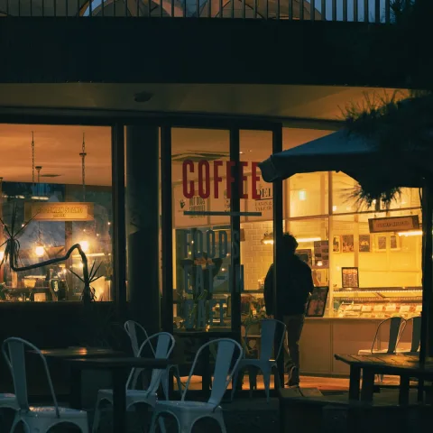 Gece vitrin ışığı